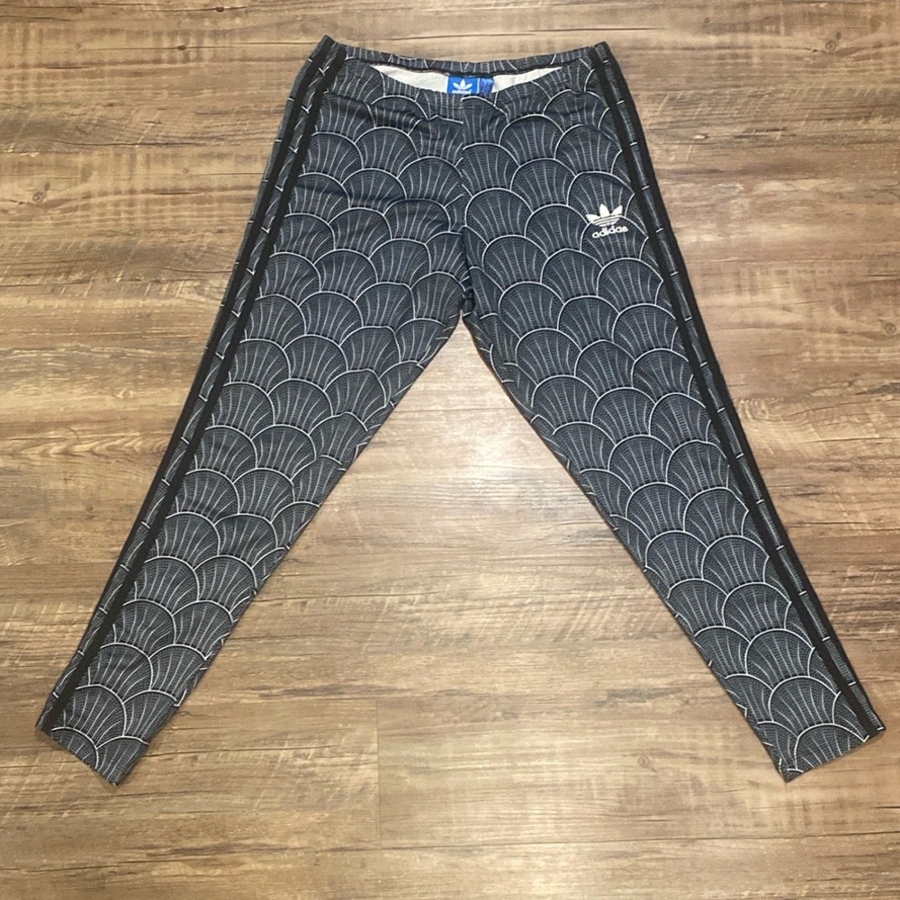 Adidas RN# 88387 CA# 40312 clamshell black grey women’s legging, triple stripe